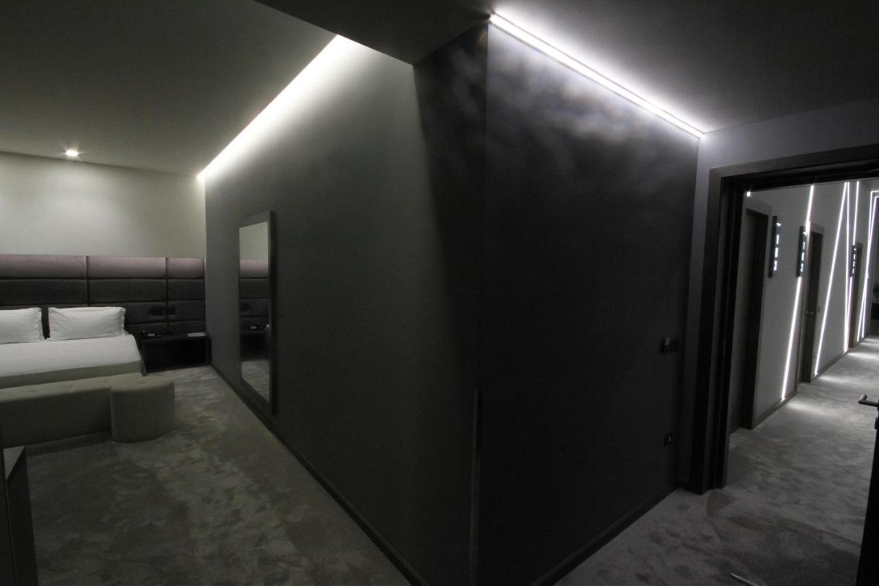 Albes Hotel Fier Bagian luar foto