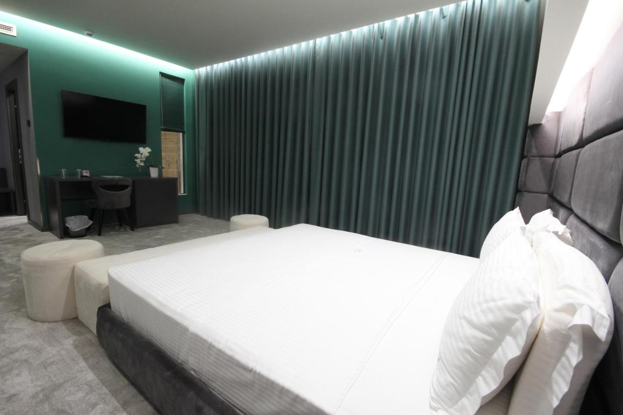 Albes Hotel Fier Bagian luar foto