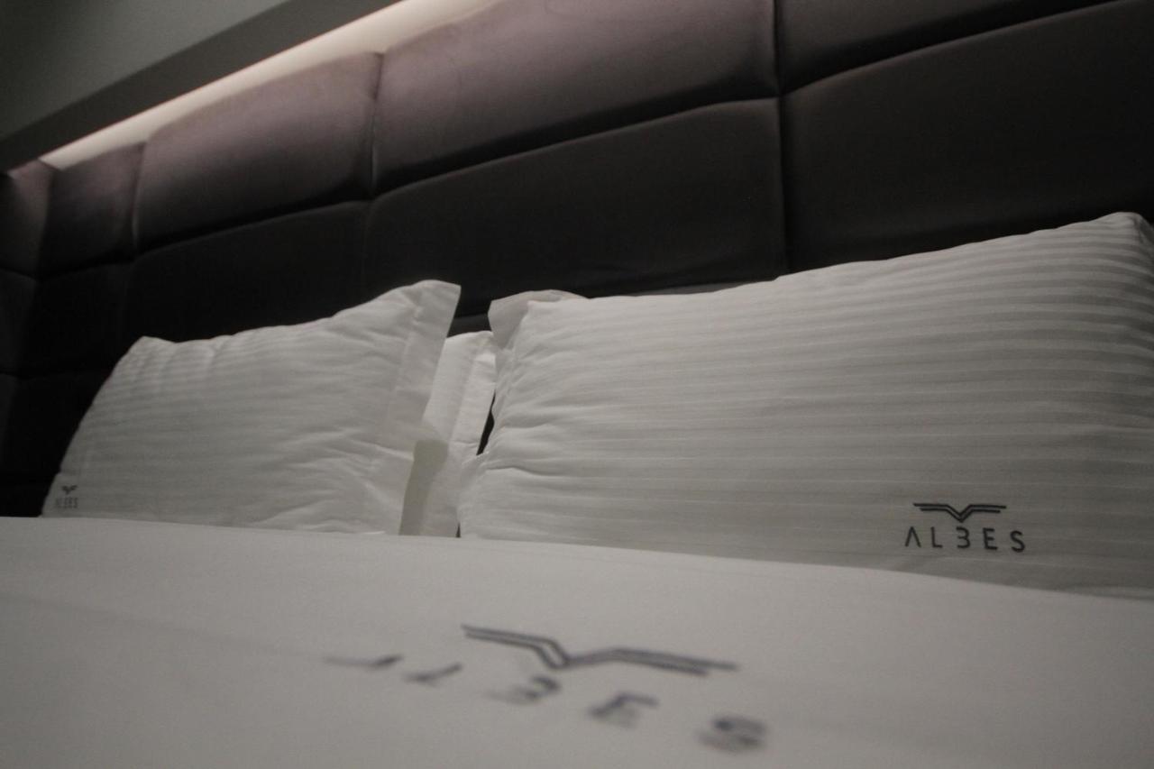 Albes Hotel Fier Bagian luar foto