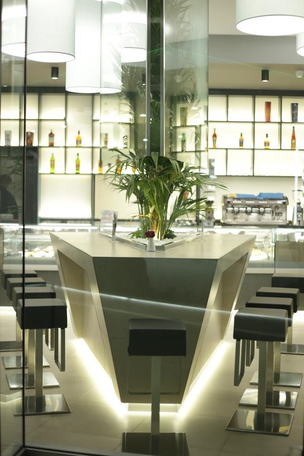 Albes Hotel Fier Bagian luar foto