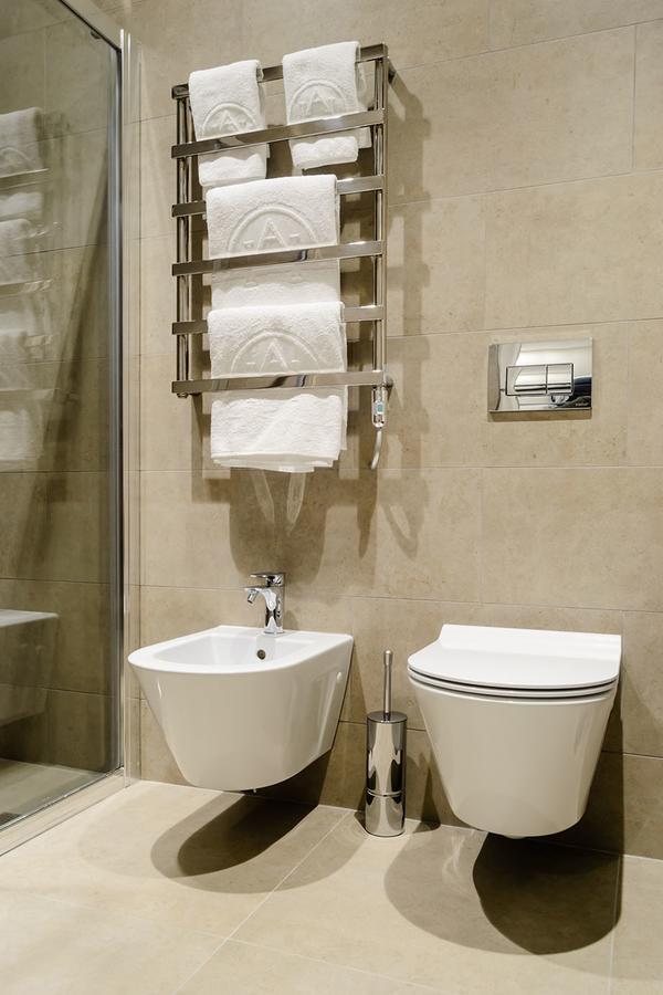 Albes Hotel Fier Bagian luar foto