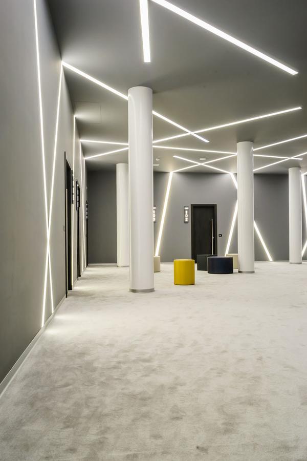 Albes Hotel Fier Bagian luar foto
